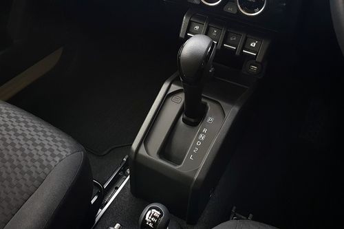 2024 Suzuki Jimny Two Tone AT bekas