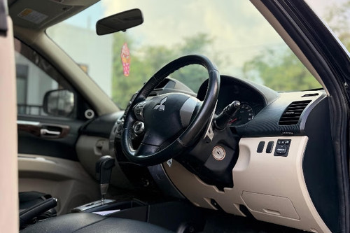 2014 Mitsubishi Pajero Sport Dakar 4x2 bekas