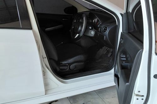 Dijual 2012 Mazda 2 V MT bekas