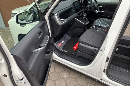 Dijual 2023 Toyota Voxy 2.0L AT bekas