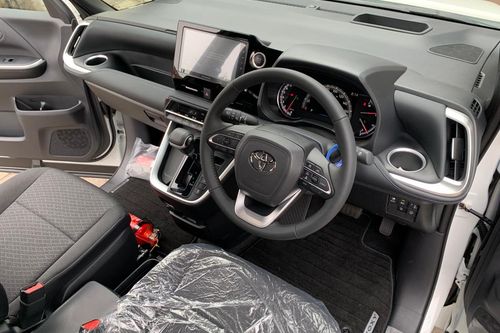 2023 Toyota Voxy 2.0L AT bekas