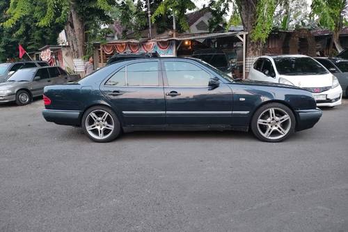 1997 Mercedes Benz E-Class E230 bekas