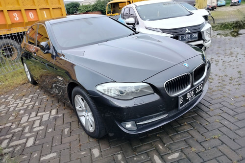 2011 BMW 5 Series Sedan  528i Luxury bekas