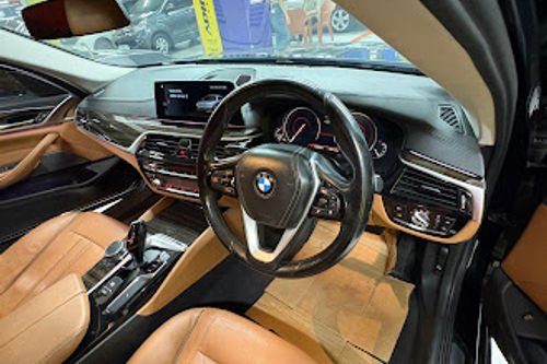 2018 BMW 5 Series Sedan 520i Luxury bekas