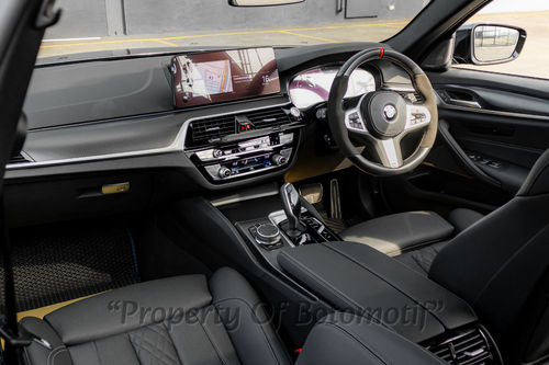 2023 BMW 5 Series Touring 530i Touring M Sport tua