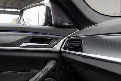 Dijual 2023 BMW 5 Series Touring 530i Touring M Sport bekas