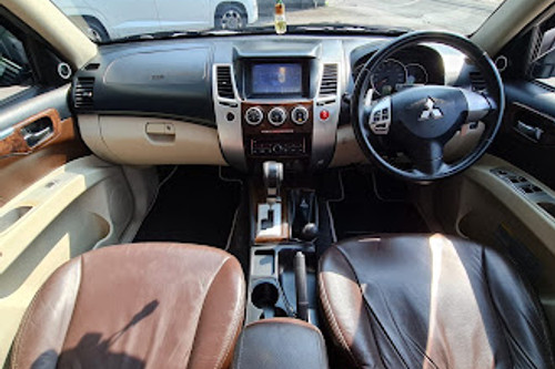 Dijual 2013 Mitsubishi Pajero Sport Dakar 4x4 bekas